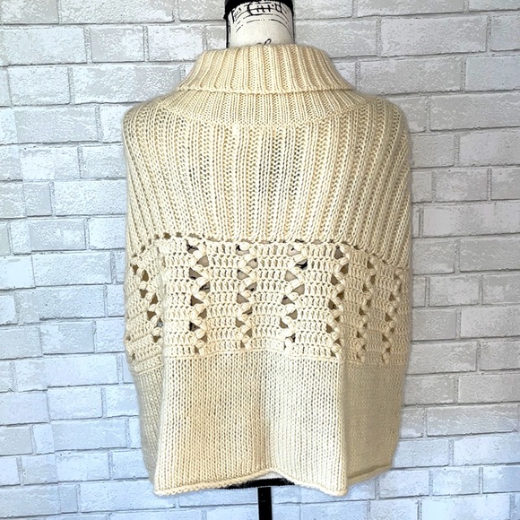 Anthro Sleeping on Snow cape - Picture 3 of 7